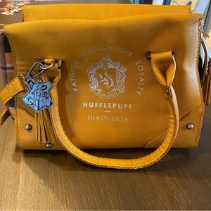 Harry Potter Hogwarts Hufflepuff Bioworld Purse Bag With Keychain